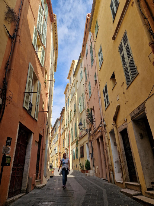 Menton šarene fasade i pogled na more na Azurnoj obali